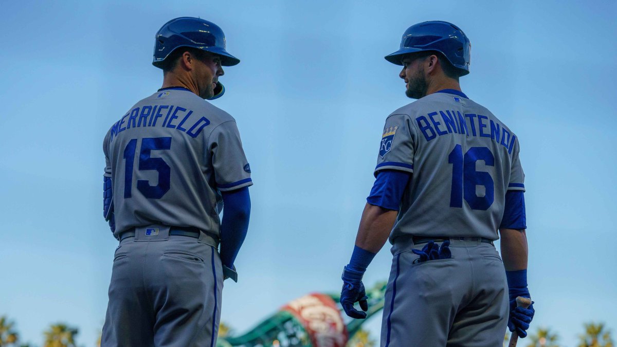 10 unvaccinated Kansas City Royals can't play in series vs. Toronto Blue  Jays due to Canadian COVID rules - CBS News