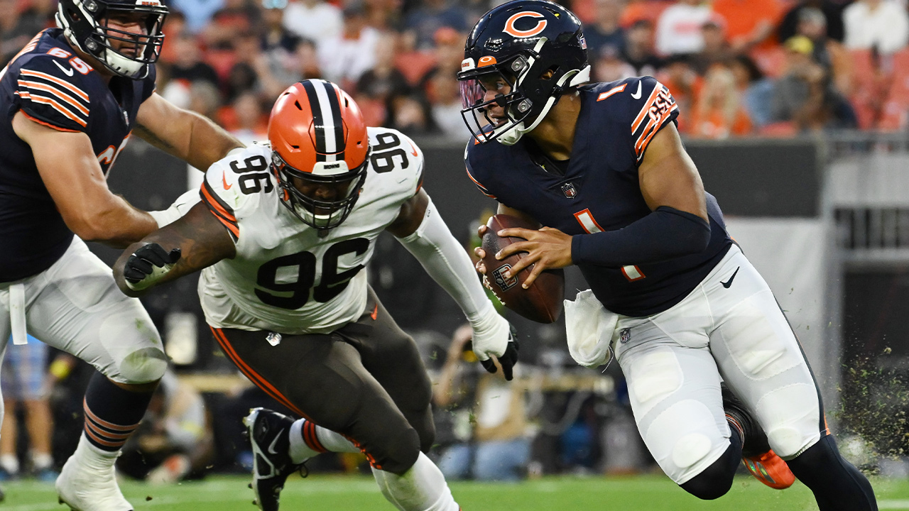 Bears' Justin Fields ‘Tremendously Improved' Mechanics Per Luke Getsy