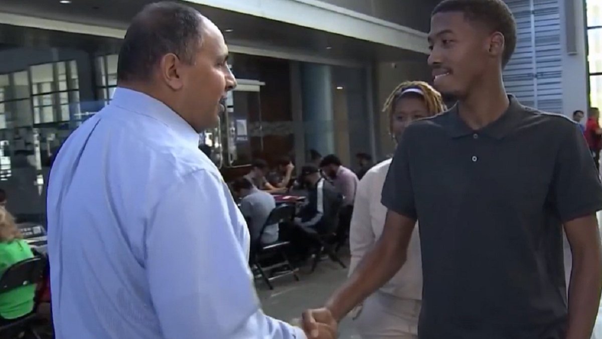 United Airlines Holds Job Fair Hoping to Fill Hundreds of Positions