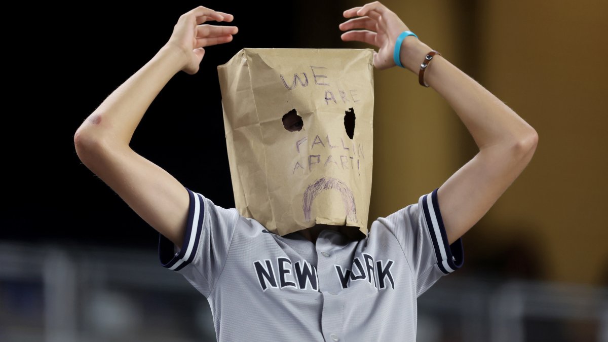 Twitter Loses It Over Viral Video of Yankees Fan Using Hot Dog as Beer