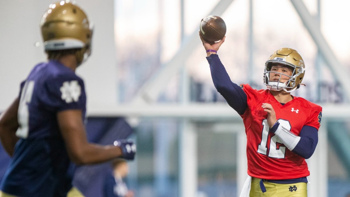 Notre Dame Fighting Irish quarterback Ian Book throws a pass during   Irish football, Notre dame fighting irish football, Notre dame fighting  irish