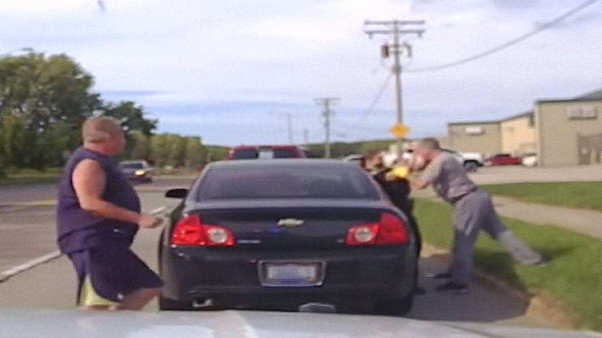Watch: Man Scuffling With Officer Tackled by Good Samaritan – NBC Chicago - Vimarsana News