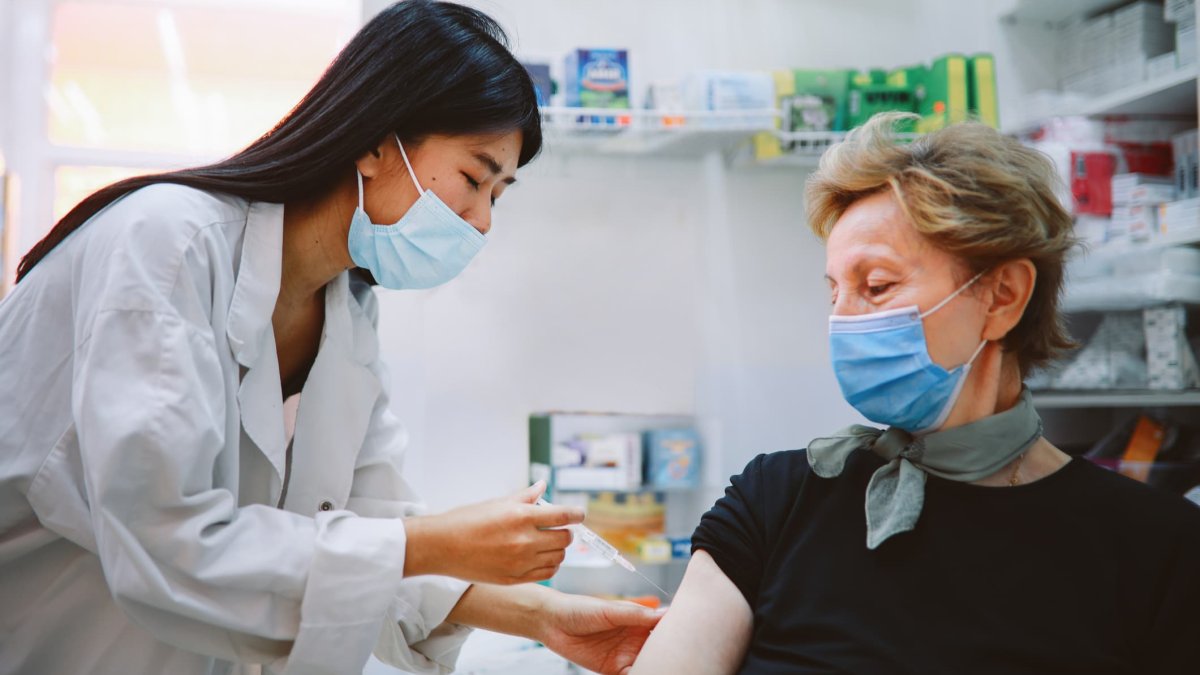 'Should I Get My Omicron Booster and Flu Shot at the Same Time?' and Other Questions About Fall Vaccines, Answered – NBC Chicago - Vimarsana News