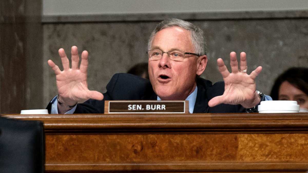 Unsealed FBI Docs Reveal a Flurry of Calls and Stock Trades by Sen. Burr in Early 2020 - Vimarsana News