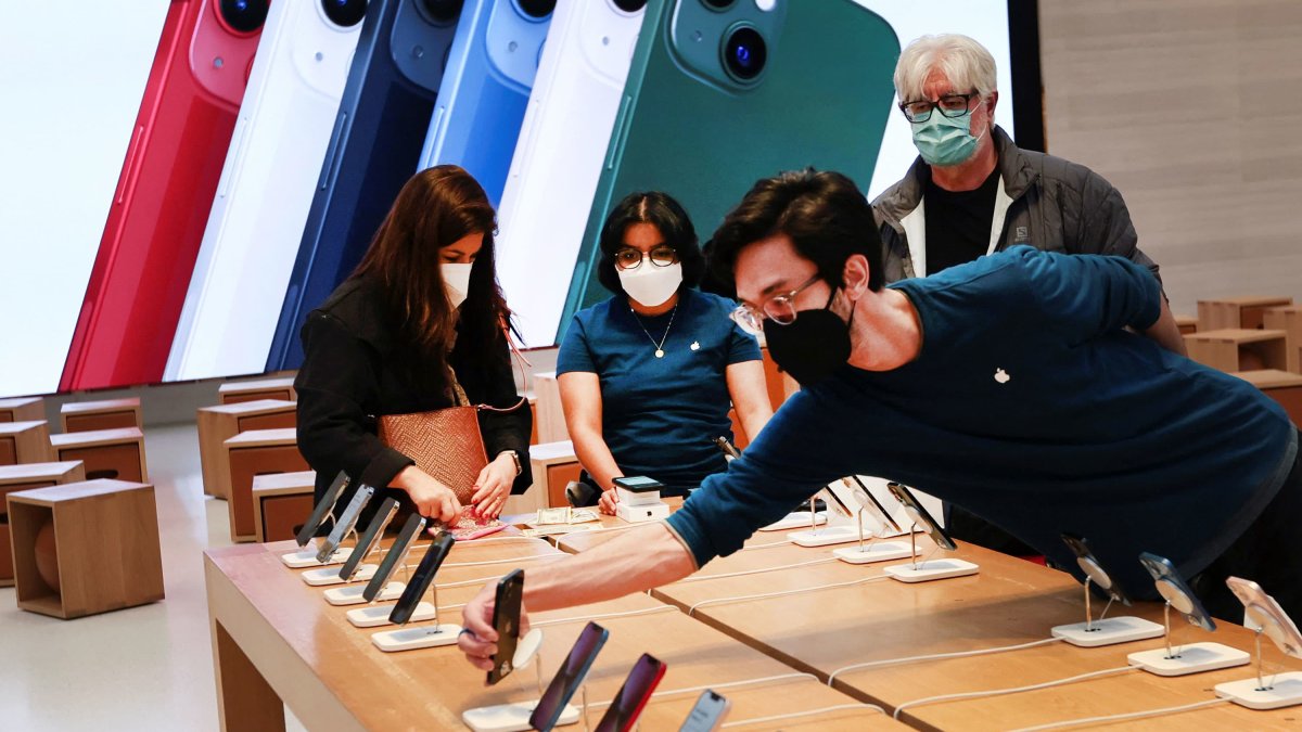 Stocks Making the Biggest Moves Midday: Apple, CarMax, Coinbase, Peloton and More - Vimarsana News