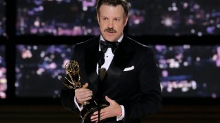 LOS ANGELES, CALIFORNIA – SEPTEMBER 12: 74th ANNUAL PRIMETIME EMMY AWARDS — Pictured: Jason Sudeikis accepts the Outstanding Lead Actor in a Comedy Series award for “Ted Lasso” on stage during the 74th Annual Primetime Emmy Awards held at the Microsoft Theater on September 12, 2022. — (Photo by Chris Haston/NBC via Getty Images)