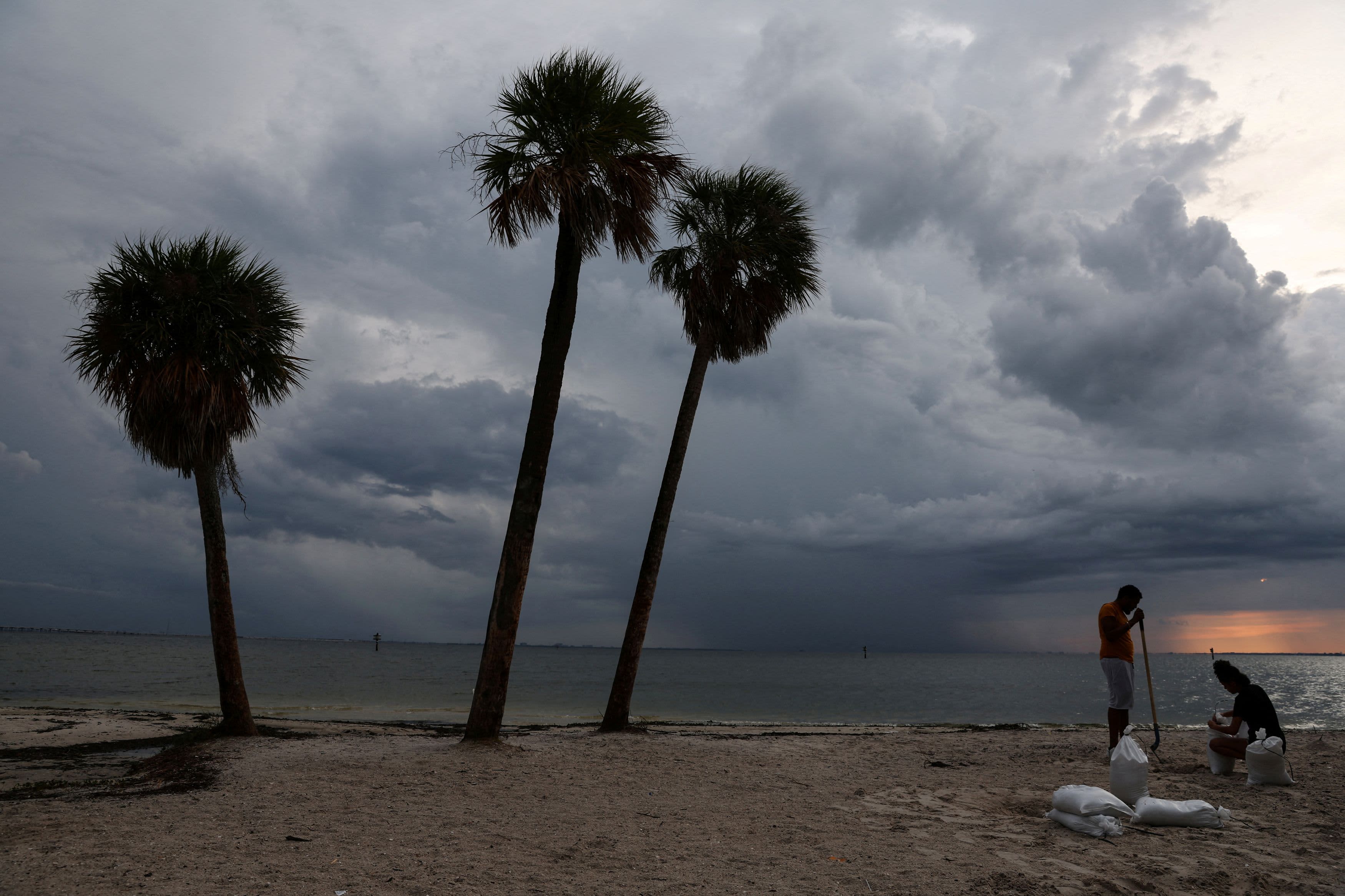Chicago-Area Residents Rush Home as Hurricane Ian Bears Down on Florida