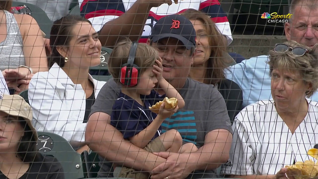 Tigers Mascot Gifts Young Fan His Hot Dog Back From White Sox Game
