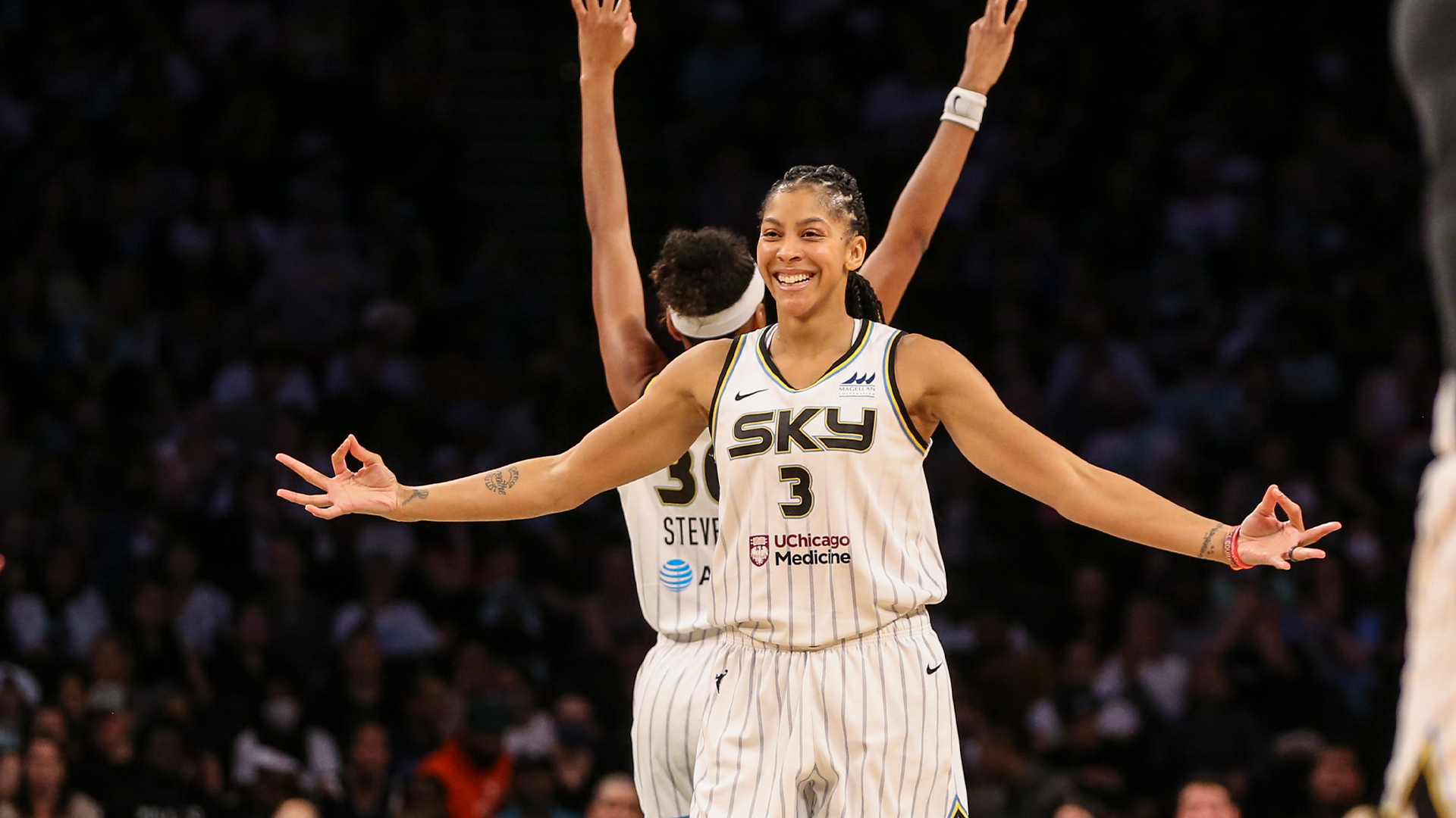 Candace Parker Helps Sky Beat Sun 76-72, Take 2-1 Series Lead
