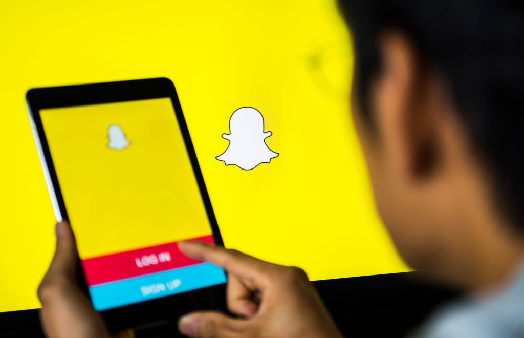 Stocks Making the Biggest Moves Midday: Snap, American Express, Verizon, Twitter and More - Vimarsana News
