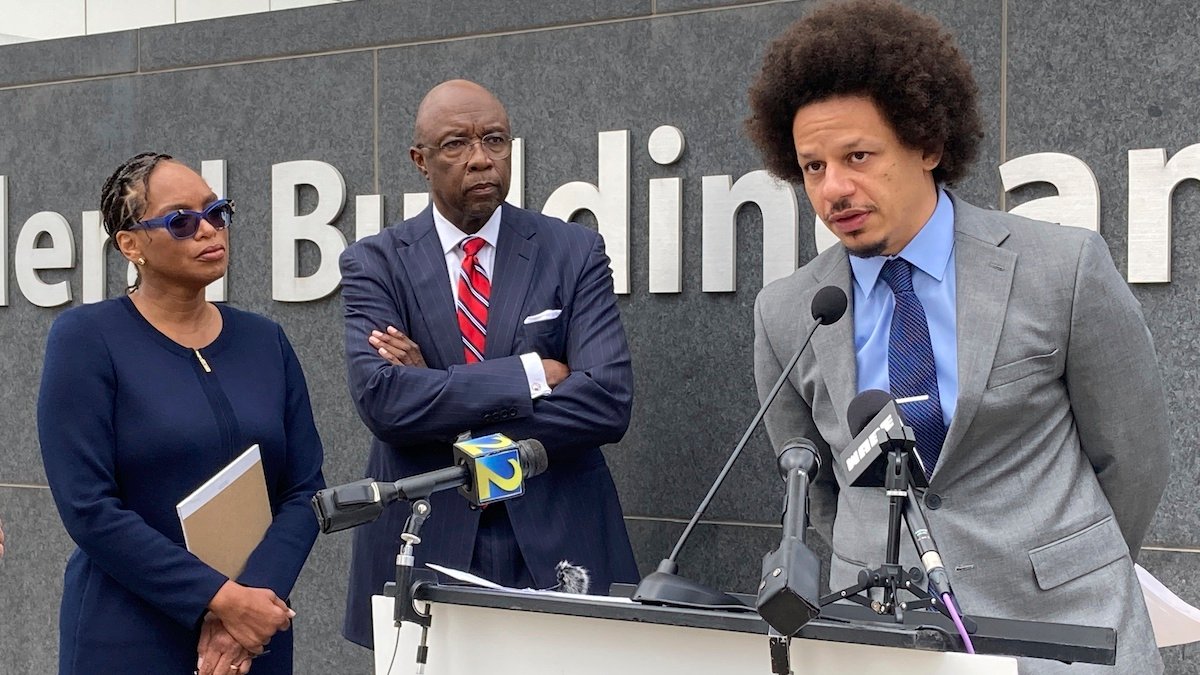 Eric André, Clayton English Sue Clayton Police Over Drug Search at Atlanta Airport – NBC Chicago - Vimarsana News