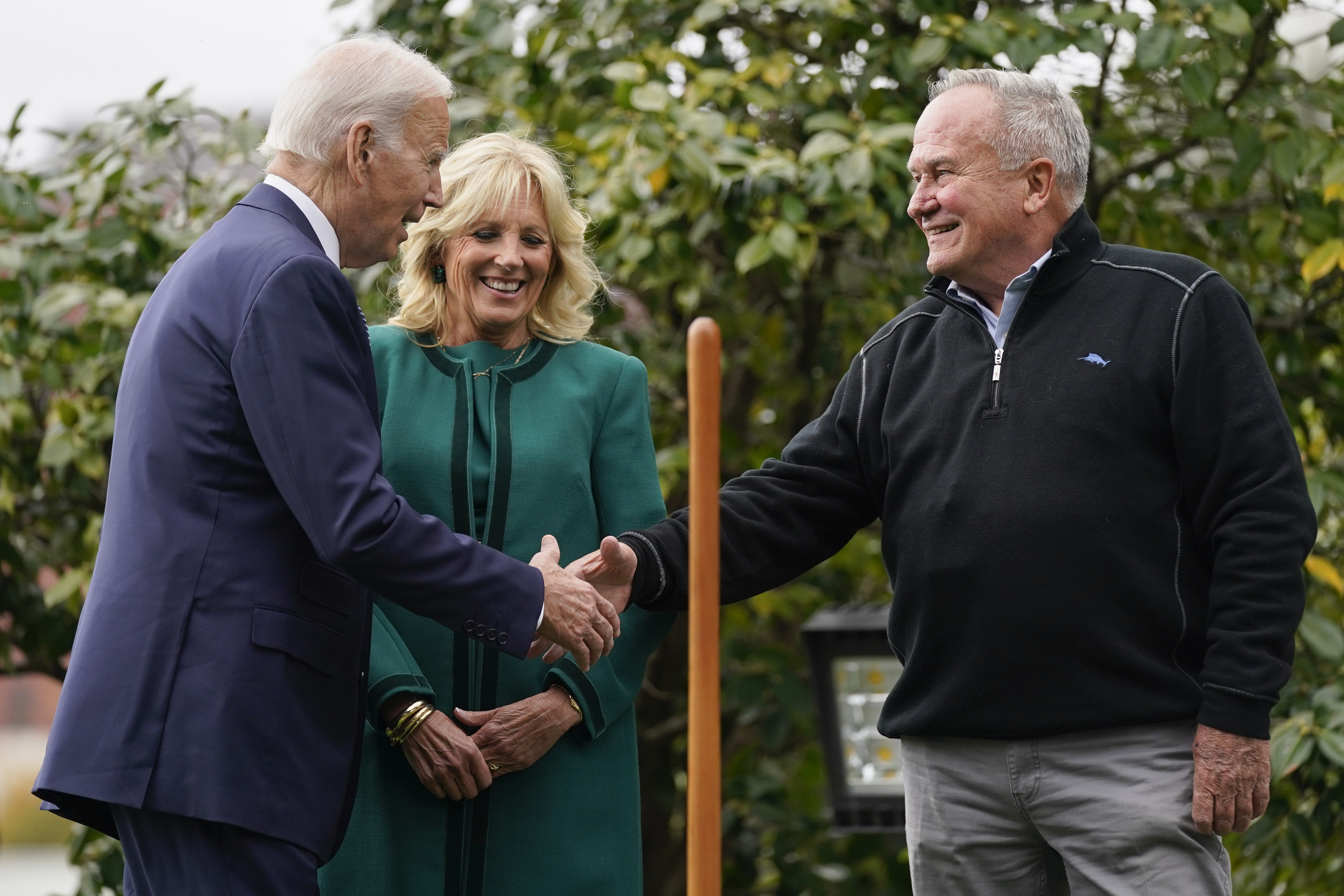 Bidens Honor White House Groundskeeper Dale Haney – NBC Chicago - Vimarsana News