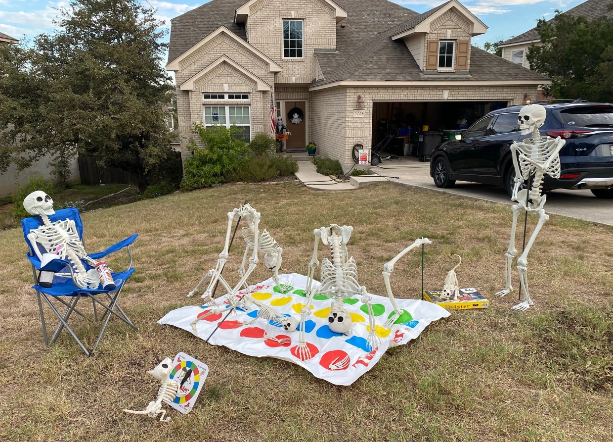 Texas Family Changes Halloween Skeleton Display Daily in October – NBC Chicago - Vimarsana News