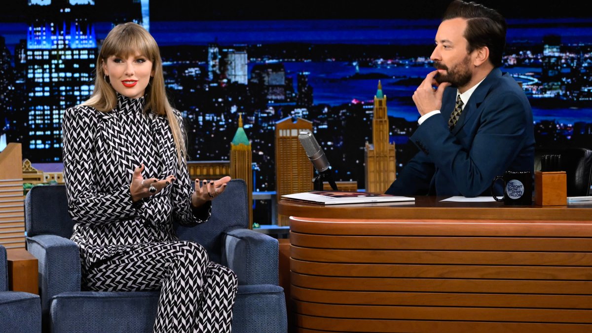 How Taylor Swift Went Back to the Past and Turned 'Midnights' Into Her Biggest Album Success Yet – NBC Chicago - Vimarsana News