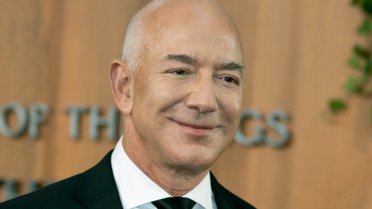 Jeff Bezos Says 'It's Really Hard' to Give Away Money, While MacKenzie Scott Announces $2 Billion in Donations – NBC Chicago - Vimarsana News
