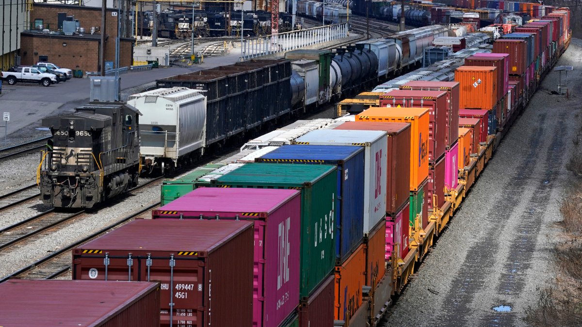 Here's How a Railroad Strike Could Cripple the US Economy in Just 2 Weeks – NBC Chicago - Vimarsana News