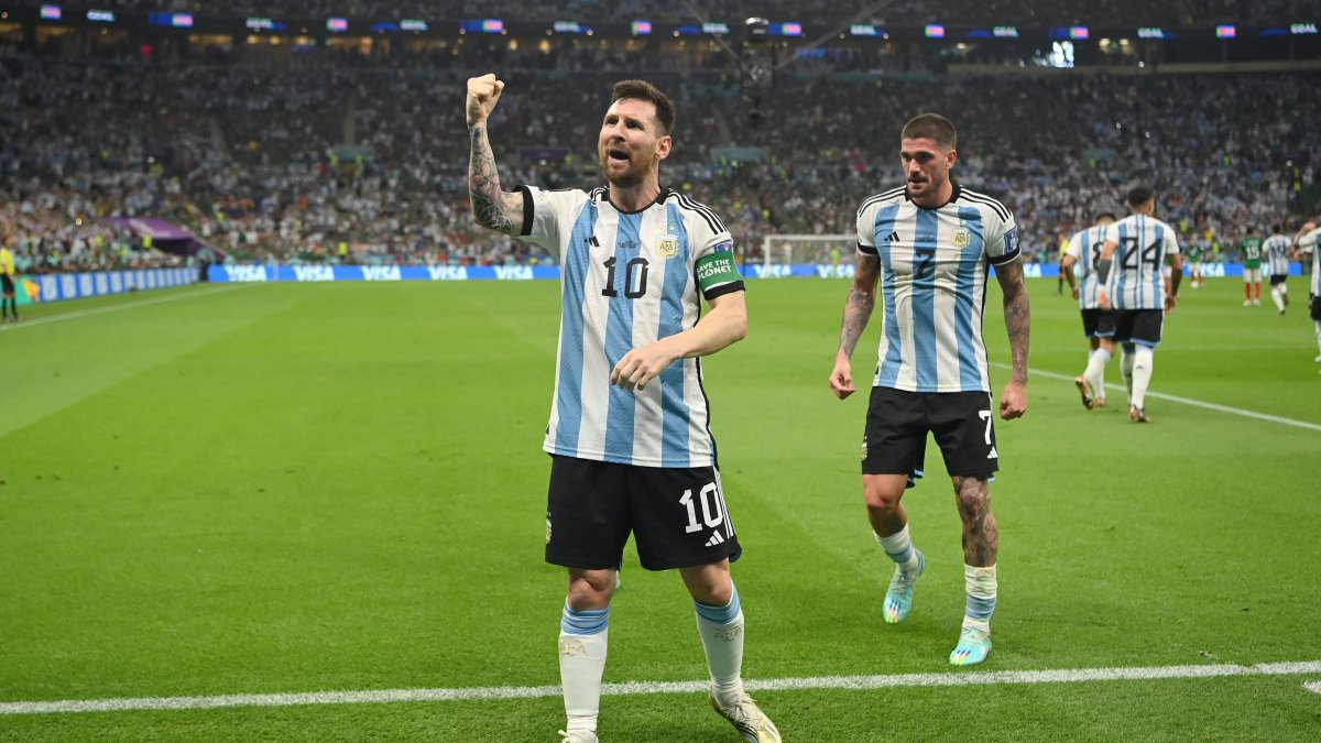 Lionel Messi's Long-distance Shot Opens Scoring for Argentina vs. Mexico