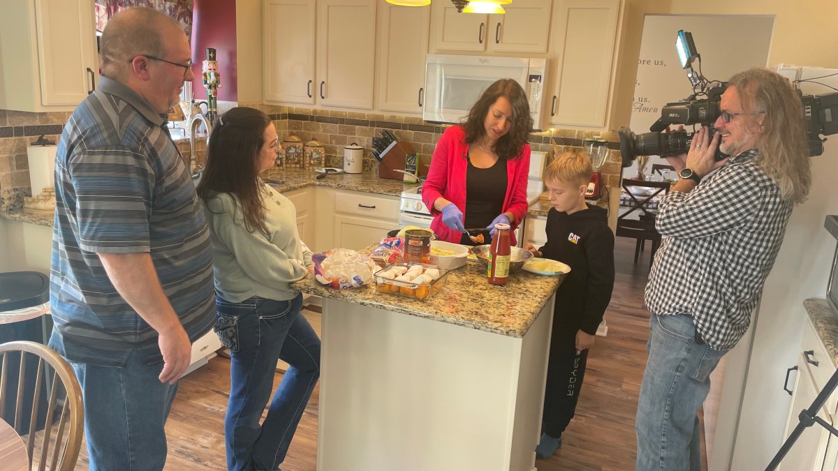 Ukrainian Family Celebrates Thanksgiving for First Time in the United States – NBC Chicago