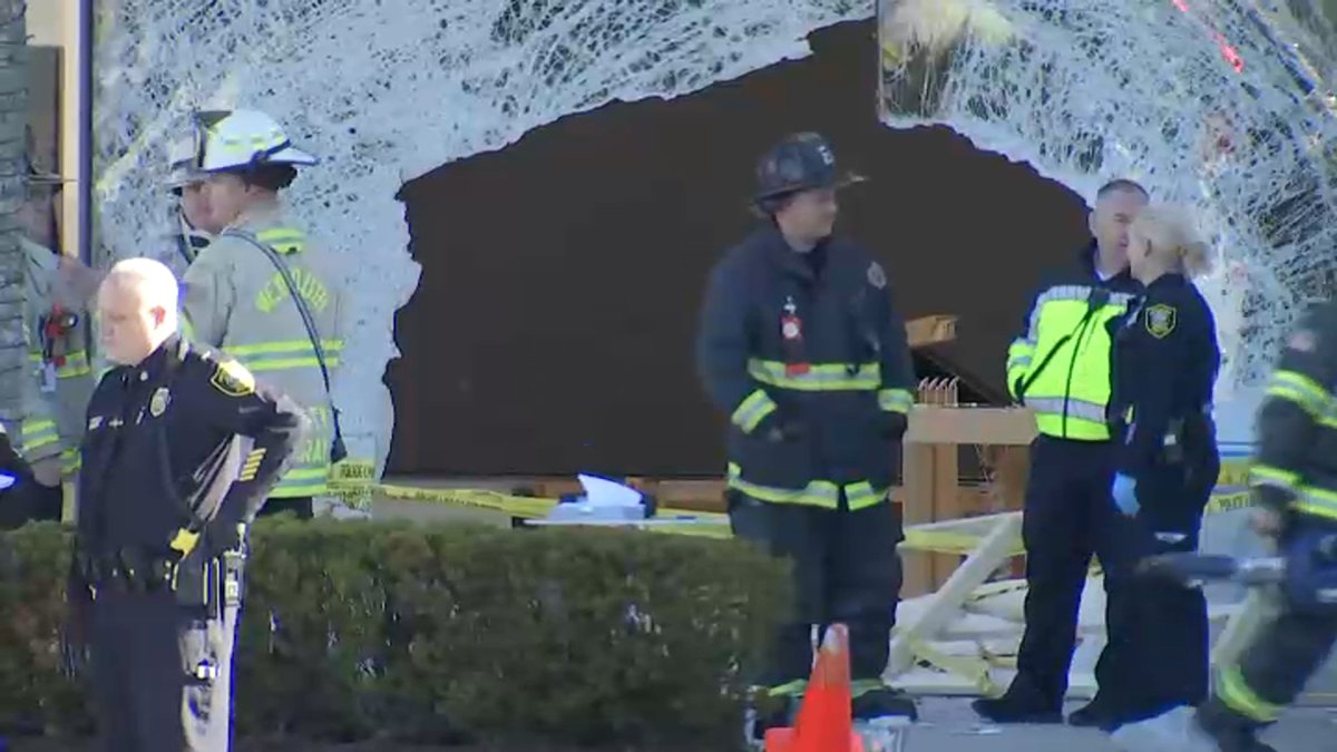 Hingham MA Apple Store Crash: 1 Dead, 17 Hurt – NBC Chicago - Vimarsana News