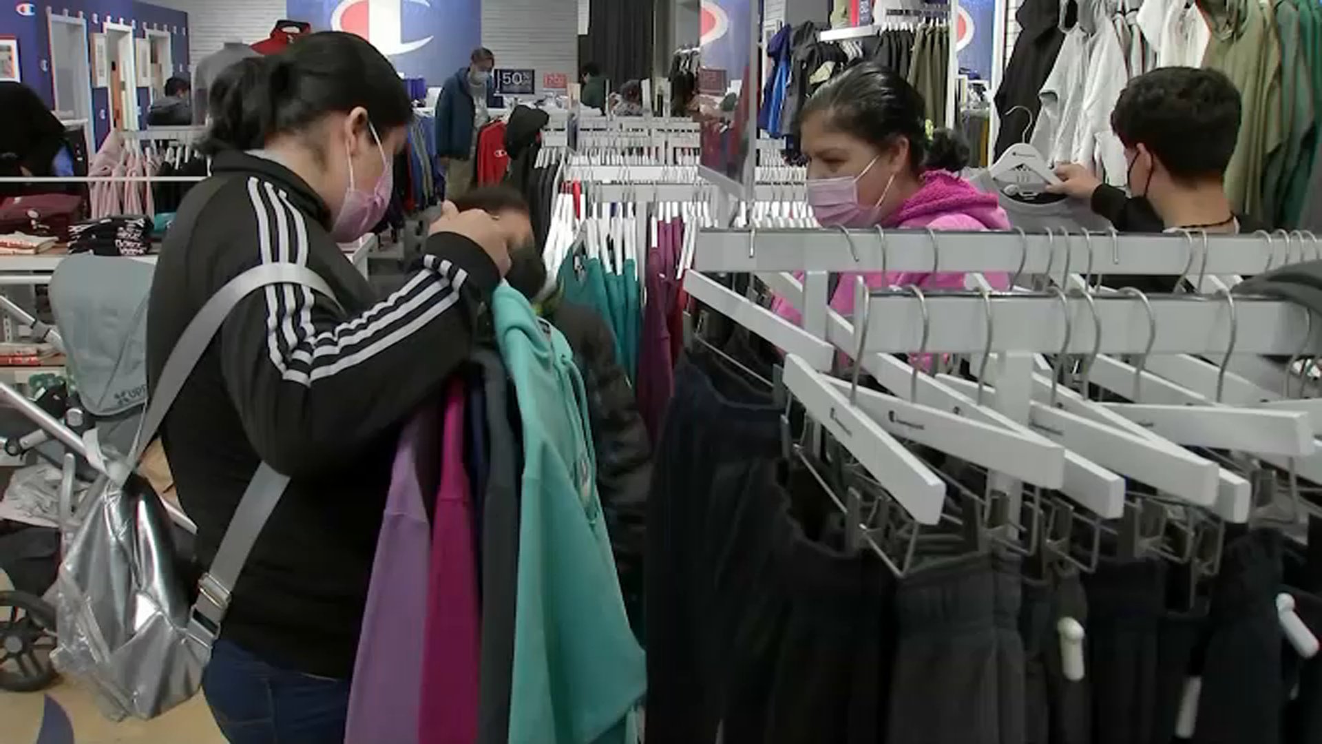 Black Friday Shoppers Eagerly Seek Bargains as Inflation Hovers