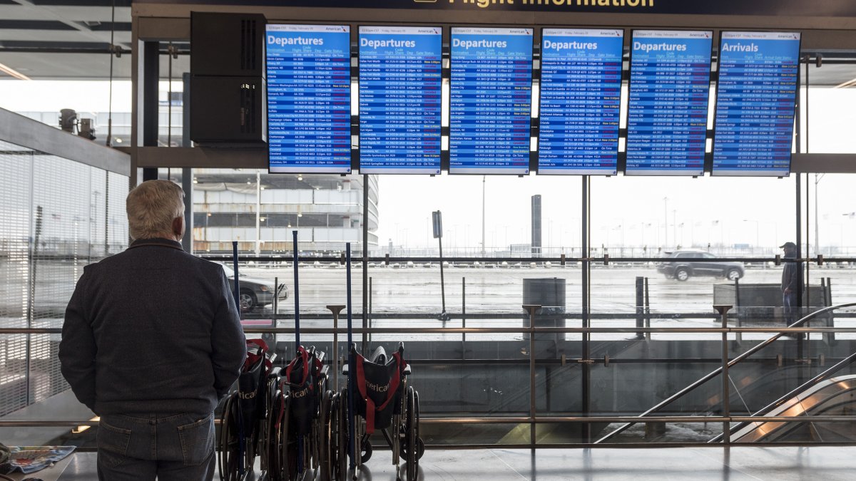 芝加哥机场因冬季风暴取消超过200个航班
