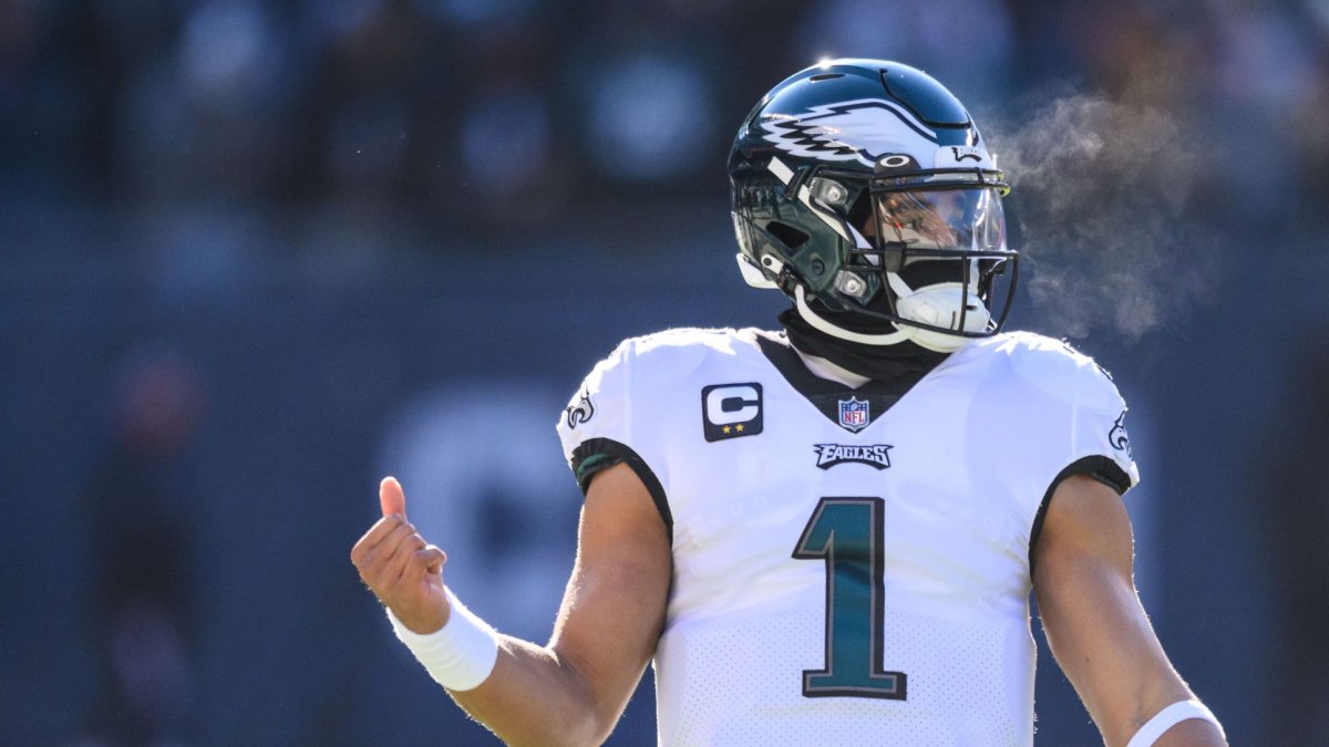 Eagles Coach Nick Sirianni Won't Rule Out Jalen Hurts for Crucial