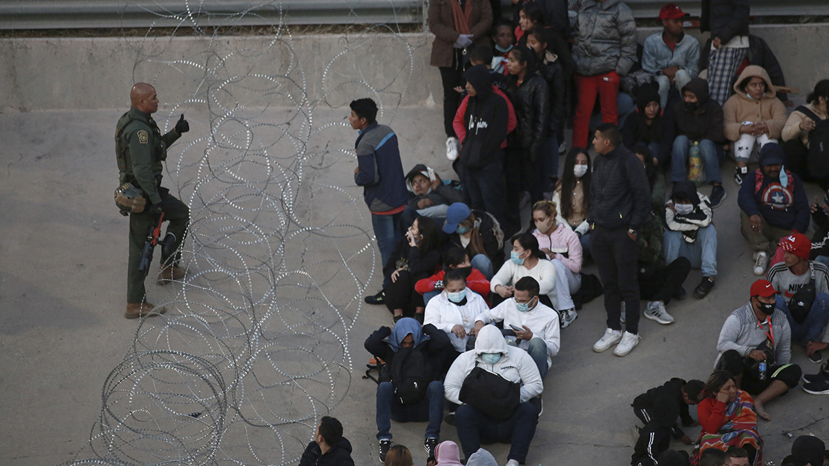 Miles de personas que buscan asilo en la frontera entre EE. UU. y México esperan para ver si terminan las restricciones del Título 42 – Telemundo Chicago
