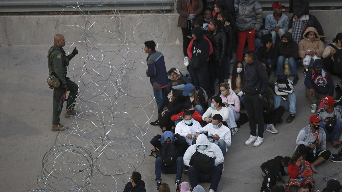 Migrantes en la frontera de EE. UU. y México esperan un fallo sobre las restricciones de asilo del Título 42 – Telemundo Chicago