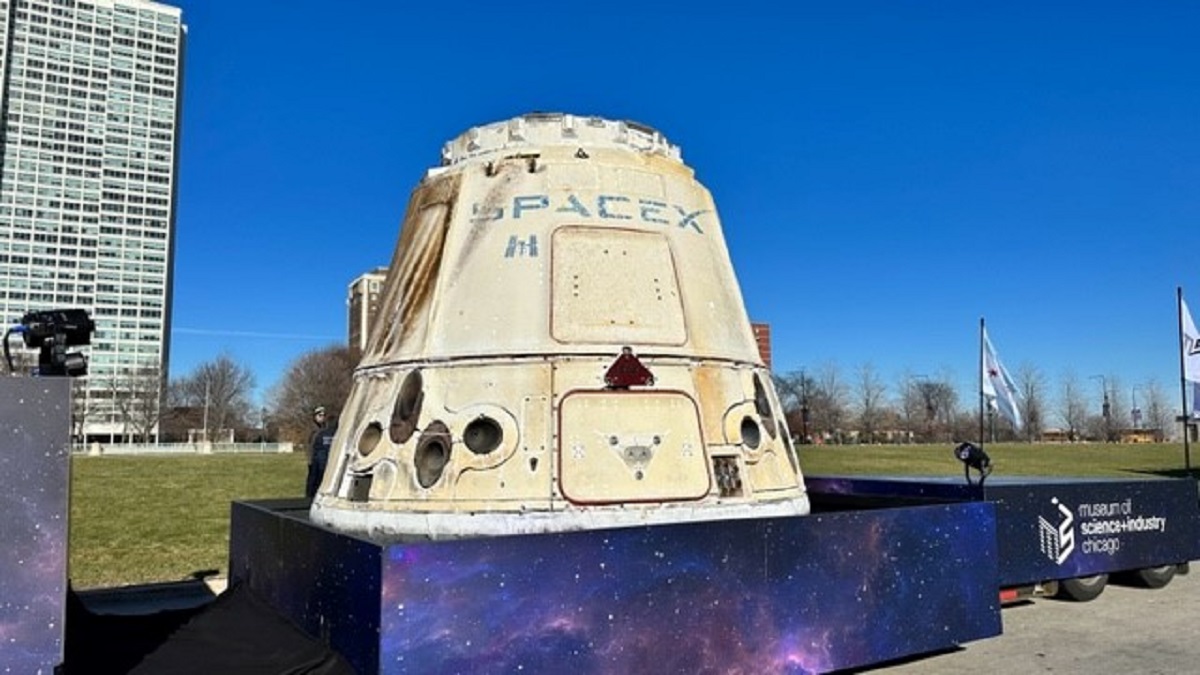 SpaceX Dragon Lands at Chicago's Museum of Science and Industry