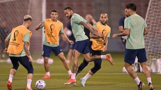 Neymar Jr. practices with the Brazilian team in Qatar.