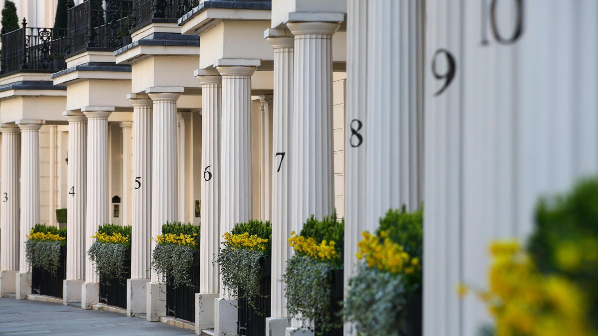 London's Luxury Home Sellers Turn to WhatsApp as Private Sales Surge - Vimarsana News