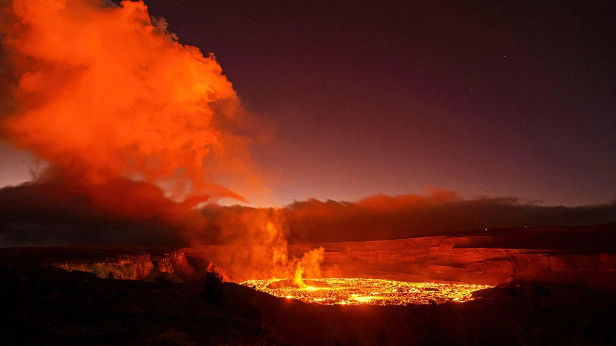 Photos Show Spectacular Moments of Kilauea Volcano Erupting – NBC Chicago - Vimarsana News