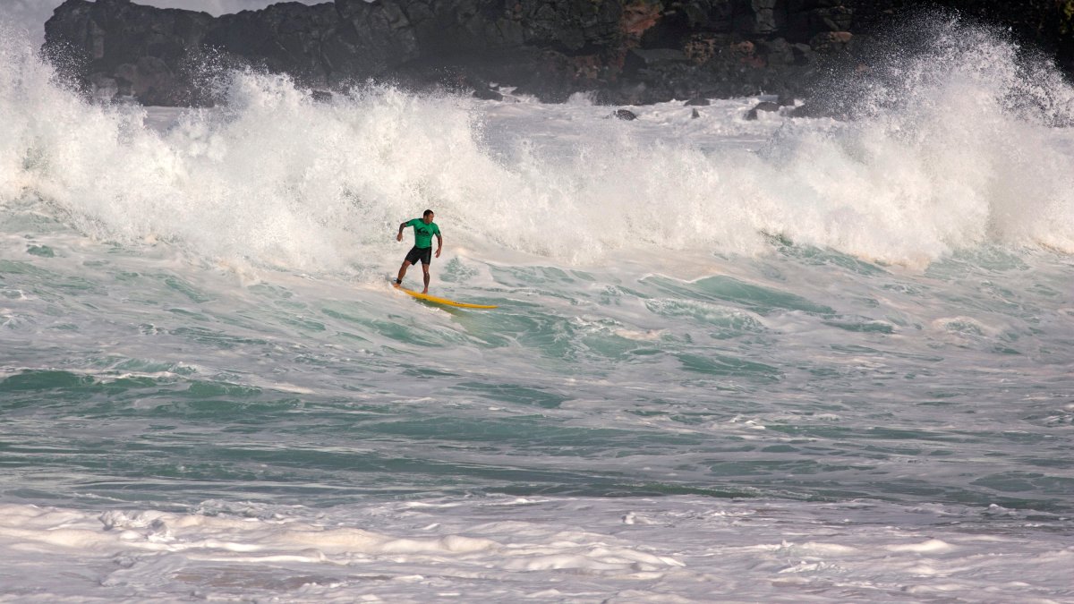 Hawaii Surf Contest The Eddie Returns With Women Competing Alongside