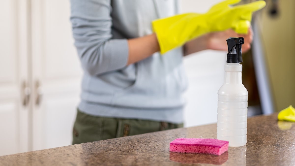 Mixing Vinegar and Bleach Can Be Deadly. Thousands Make This Mistake