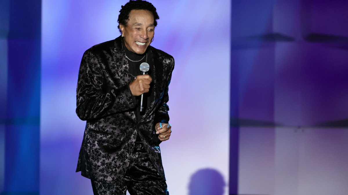 'King of Motown,' Smokey Robinson, to Release New Solo Album – NBC Chicago - Vimarsana News