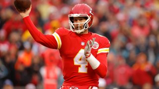 KANSAS CITY, MISSOURI – JANUARY 21: Chad Henne #4 of the Kansas City Chiefs throws a touchdown pass against the Jacksonville Jaguars during the second quarter in the AFC Divisional Playoff game at Arrowhead Stadium on January 21, 2023 in Kansas City, Missouri. (Photo by David Eulitt/Getty Images)