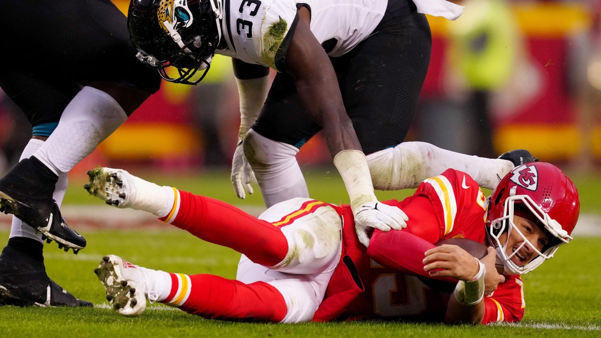 Chiefs' Patrick Mahomes returns to game after injuring ankle against  Jaguars in AFC Divisional