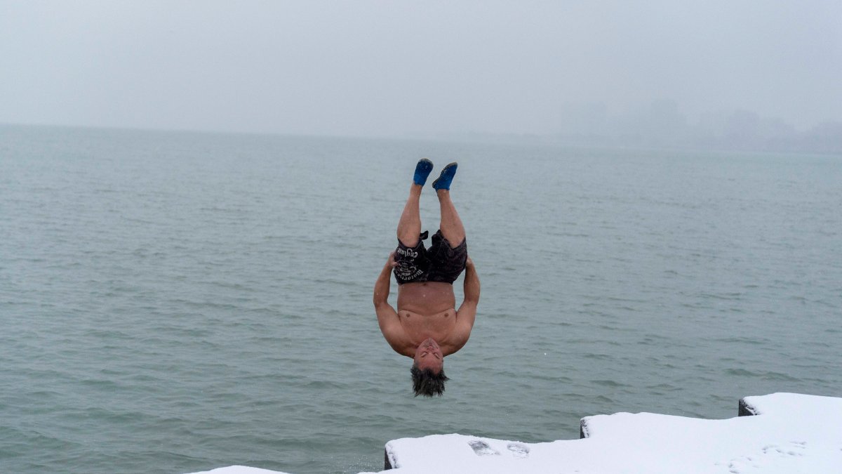 Trendy Ice Baths May Not Be That Beneficial According to Science – NBC Chicago - Vimarsana News