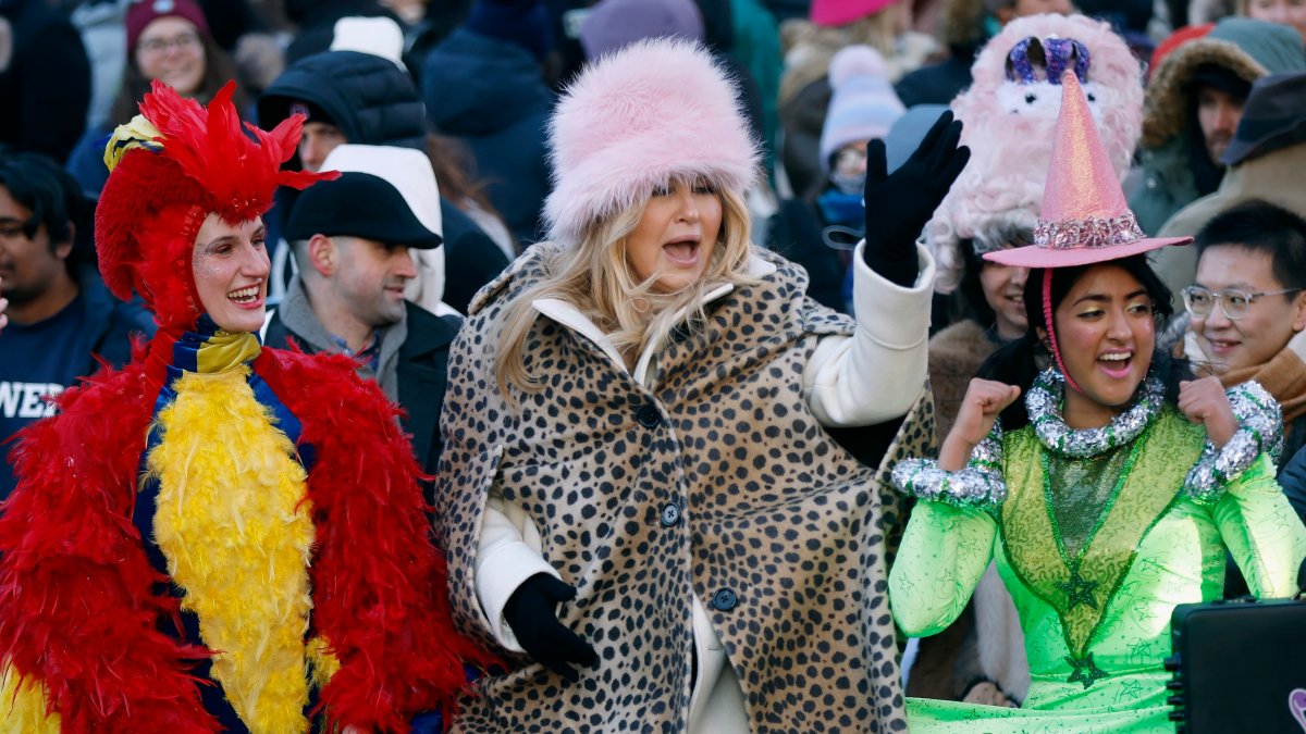 Hasty Pudding Celebrates Jennifer Coolidge as its Woman of the Year – NBC Chicago - Vimarsana News