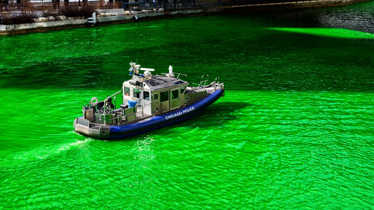 Chicago dyes river green for St. Patrick's Day again