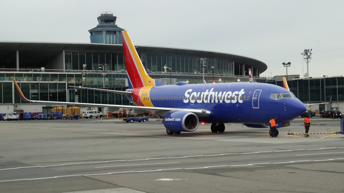 Off-Duty Pilot Helps Land Southwest Flight After Captain Falls Ill