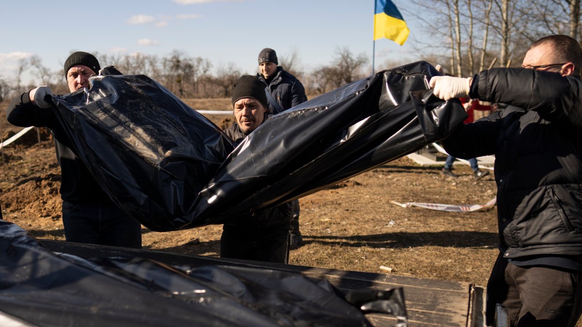 Russia-Ukraine War: Makeshift Graves Discovered in Town Near Kyiv – NBC Chicago - Vimarsana News