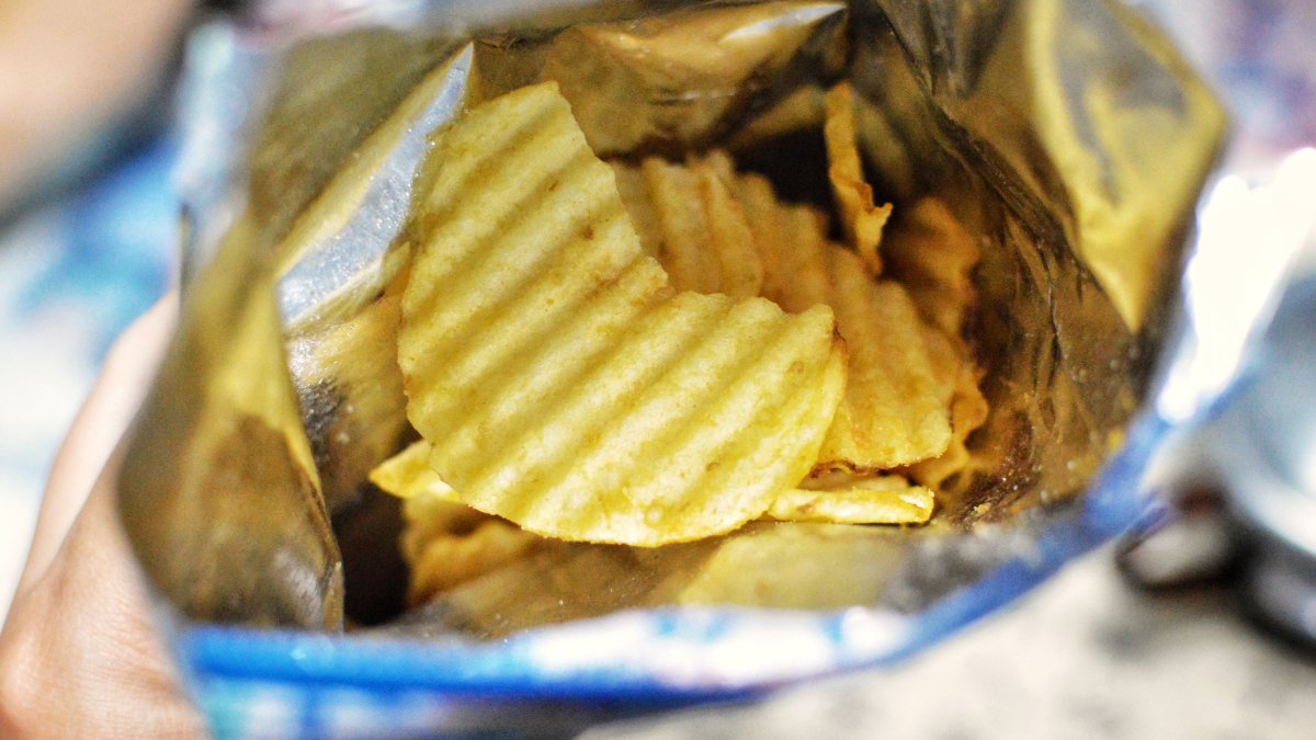 The Real Reason Why Your Bag of Chips Has So Much Air – NBC Chicago - Vimarsana News