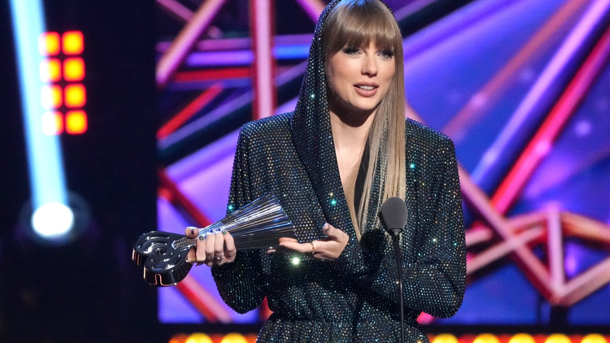 Taylor Swift Receives the 2023 iHeartRadio Innovator Award – NBC Chicago