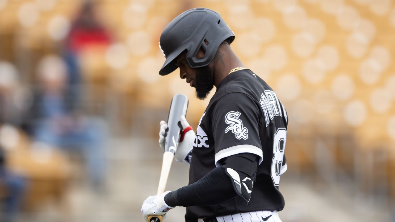 Luis Robert Jr. exits White Sox' victory with tightness in right hip -  Chicago Sun-Times