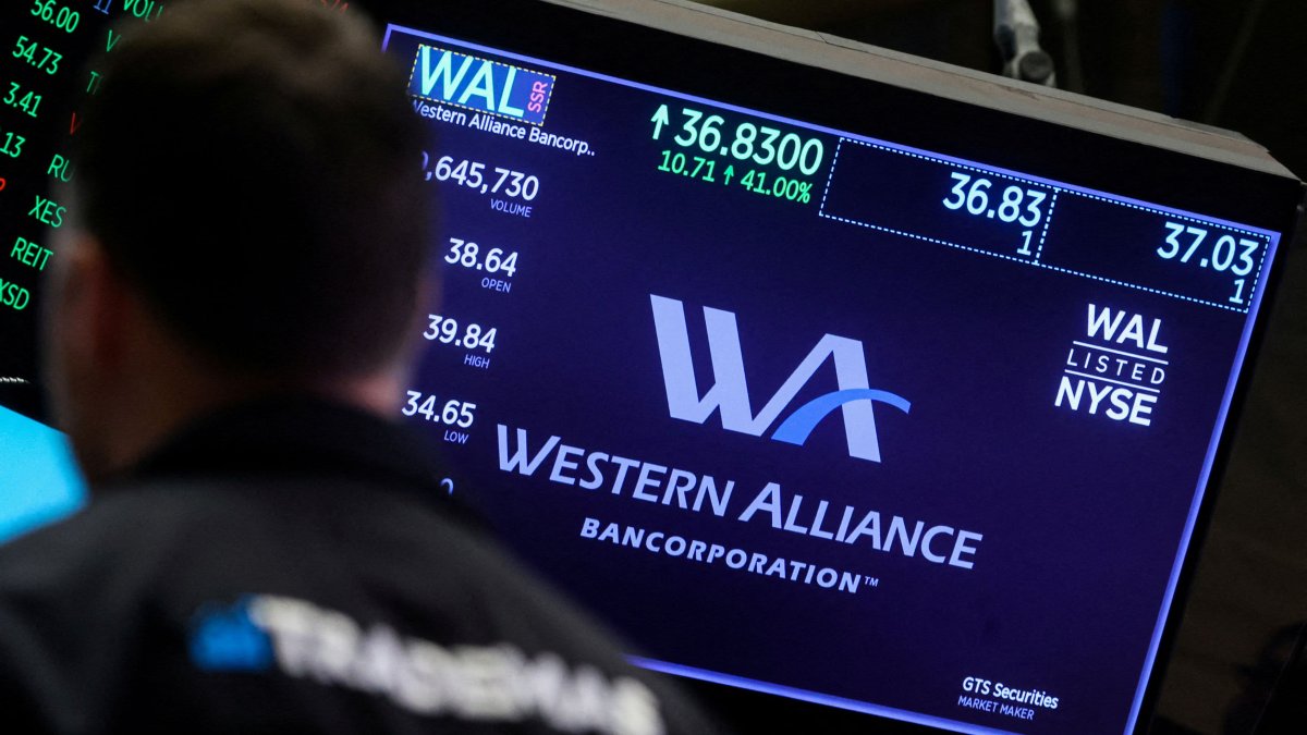 Western Alliance Shares Cut Losses After the Bank Says Deposit Outflows