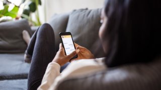 Why Your Tinder Connection Isn’t Moving Beyond the App: Many Daters ‘Don’t Have a Strategy,’ Says Dating Coach