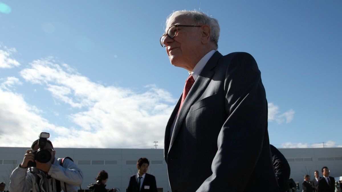 Warren Buffett's Trip to Tokyo Is Seen as a ‘Stamp of Approval' for