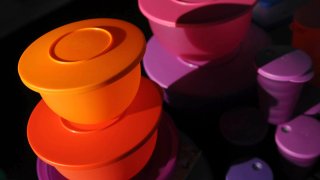 Tupperware Brands, which experienced a resurgence during the pandemic, is now pursuing investors to keep it afloat and is in danger of being delisted by the New York Stock Exchange.