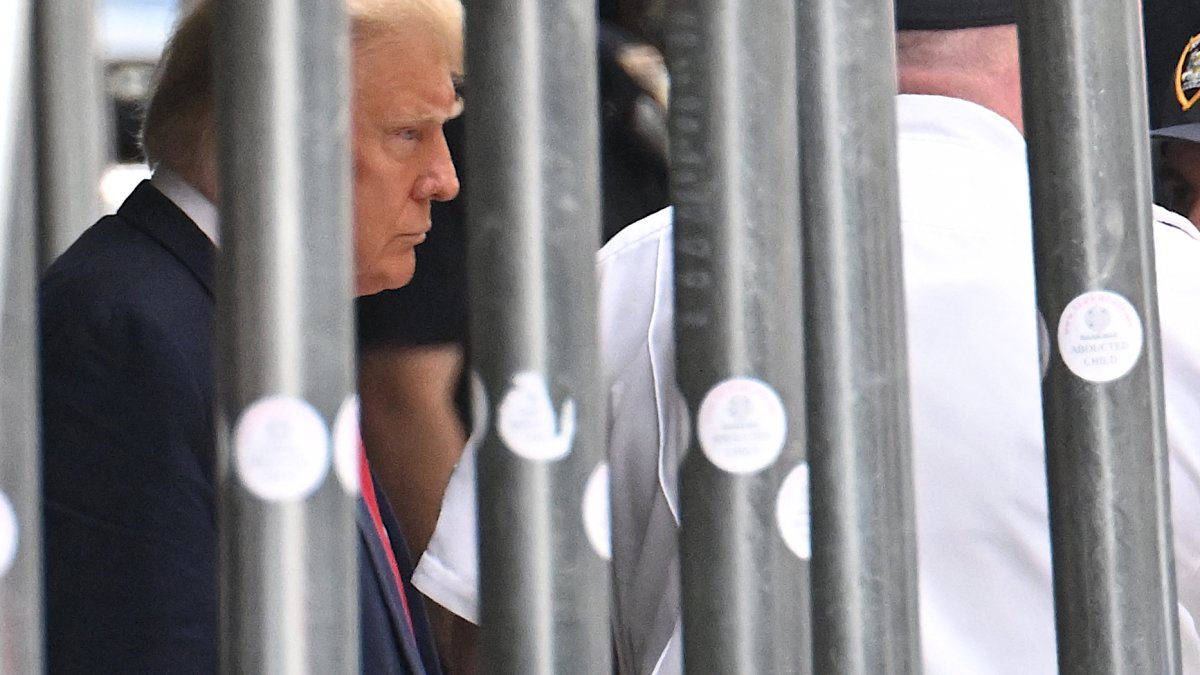 Trump Mugshot: No, It Doesn't Exist, But Campaign Selling T-Shirts With Mugshot On It – NBC Chicago - Vimarsana News